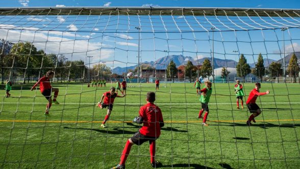 Kinder beim Fussballspielen im Centro Sportivo in Tenero; Foto: CST / Ti-Press